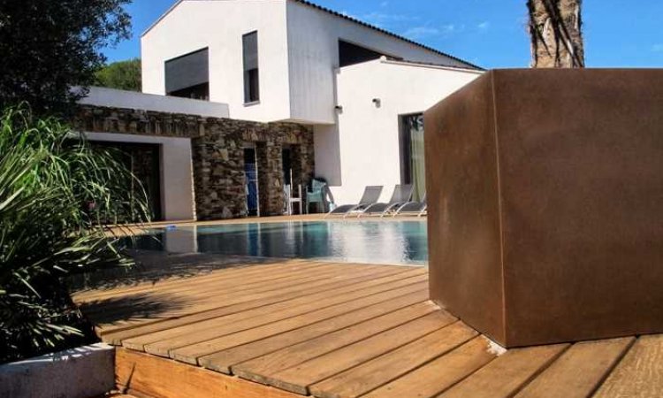 Terrasse en bois autour d'une piscine à Hyères. AUTRAN